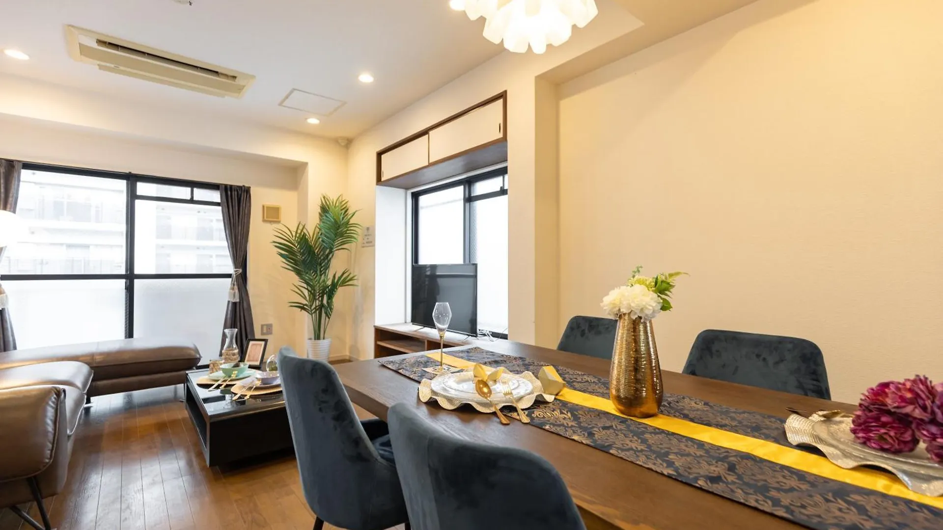 Groundcourt Namba: Central Osaka Apartment for Large Groups